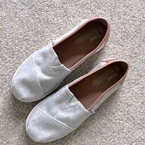 Lightly used girls Tom’s size 5.5